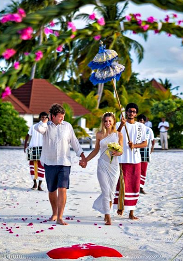 Nicoletta Romanoff e Federico Alverà durante la cerimonia da favola sulla spiaggia alle Maldive